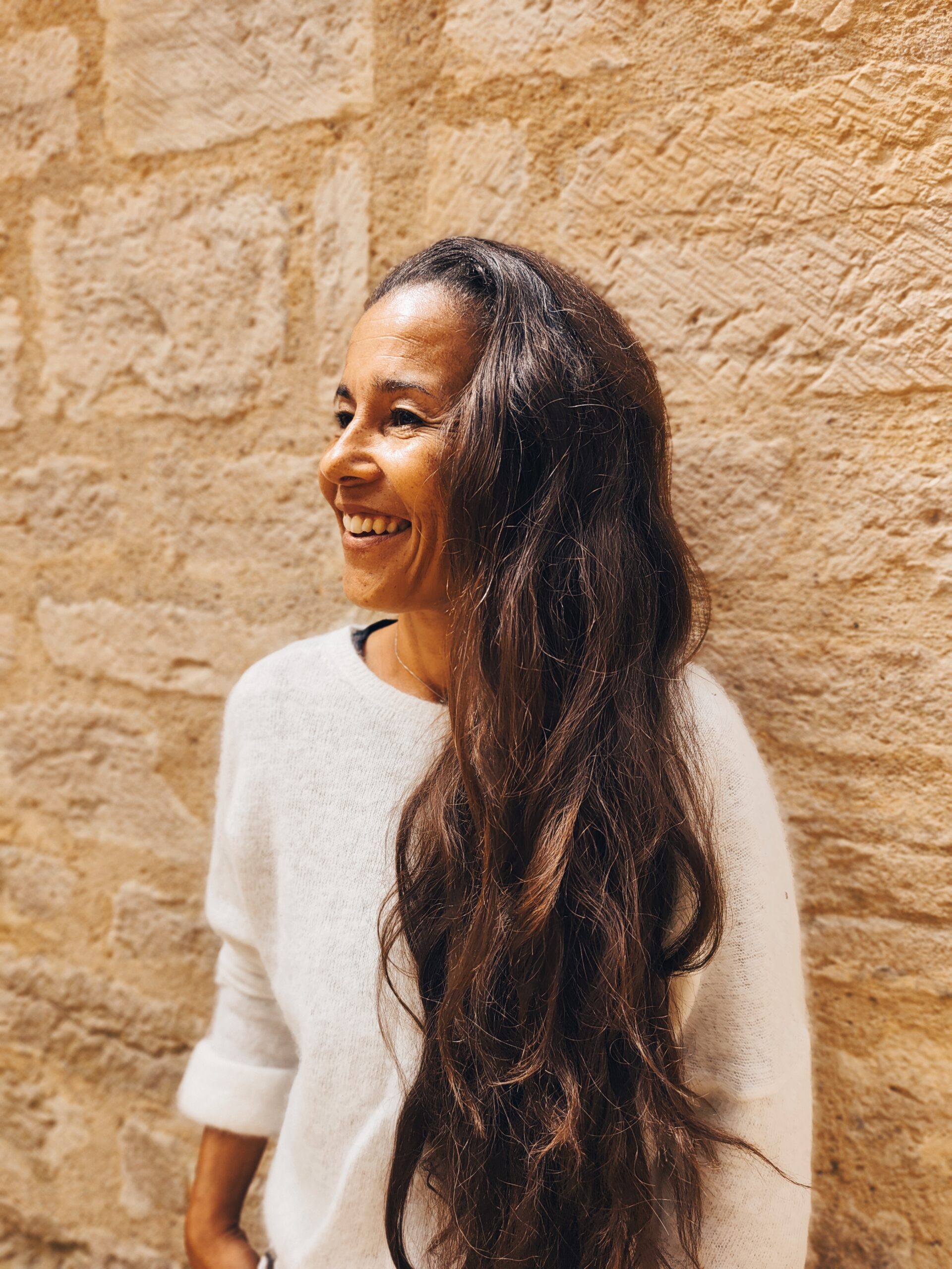 Portrait d’une femme aux longs cheveux bruns