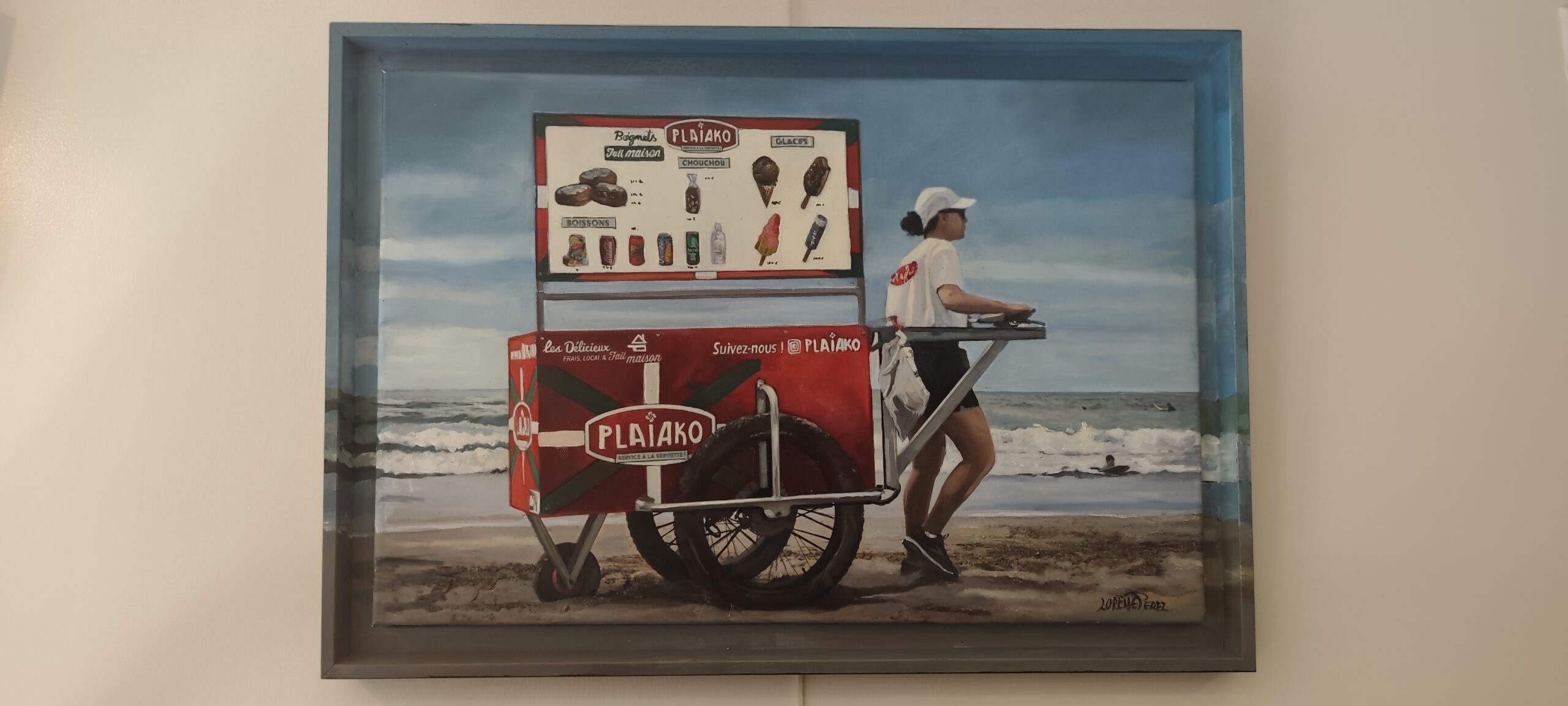 Tableau d’une marchande de glaces poussant son chariot sur la plage
