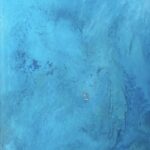 Bain de mère, tableau de Nathalie Bonetti : une mère et son enfant flottent au centre d’une mer bleue